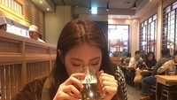 Selain kopi, rupanya Darae juga gemar menikmati bir dingin segar saat makan siang. Ini posenya yang tak kalah keren. Foto: Instagram @jeong.darae