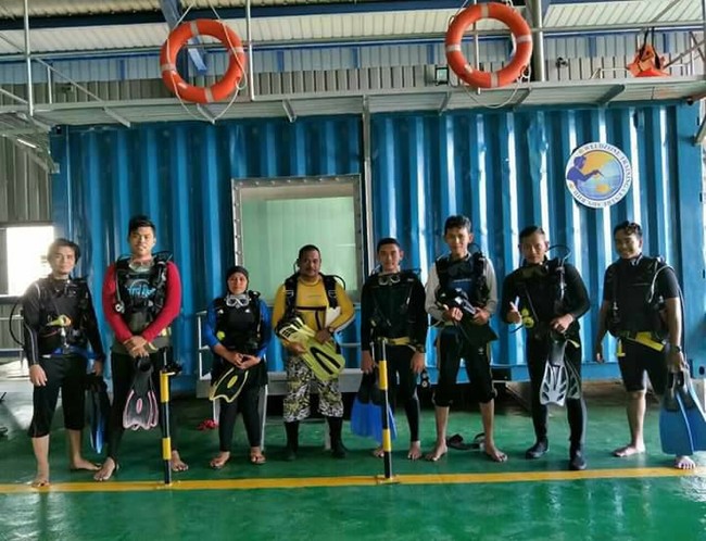 Hijabers 22 tahun ini menjadi satu-satunya wanita yang menekuni dunia pengelasan di kampusnya pada 2013. Foto: facebook izzatiii