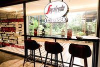 Slurpp! Ada Freddo Jelly Shot di Coffee Shop Berkonsep Bar Ini