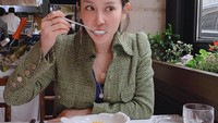 Sebelum bermain di Parasite, Cho Yeo-jeong membintangi banyak film salah satunya Casa Amor: Exclusive for Ladies. Ini kecantikan alaminya saat makan siang dengan pasta dan roti. Foto: Instagram lightyears81