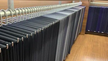 Salah satu toko di Jepang mengurutkan celana yang dijual sesuai warna dengan simetris. Pemandangan seperti ini bisa bikin si perfeksionis senyum-senyum sendiri. (Foto: Via 9gag)