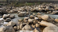 Penampakan Bendungan Katulampa di Bogor, Jawa Barat, yang mulai mengering memasuki musim kemarau.