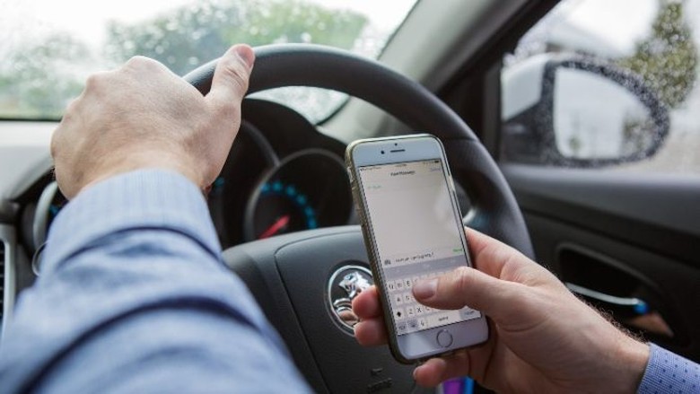 Denda SMS Sambil Mengemudi di Queensland Diusulkan Rp 10 Juta Denda SMS Sambil Mengemudi di Queensland Diusulkan Rp 10 Juta