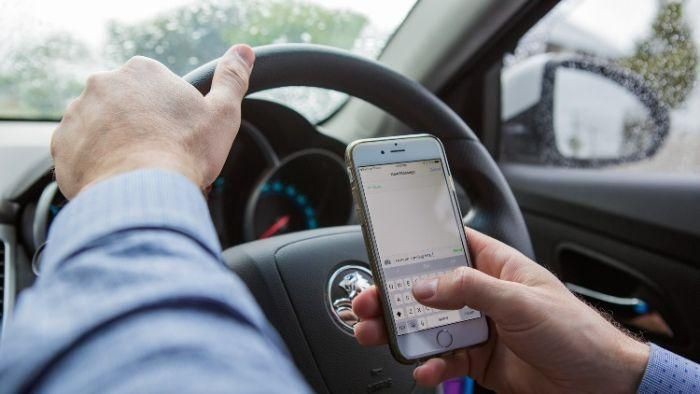 Denda SMS Sambil Mengemudi di Queensland Diusulkan Rp 10 Juta