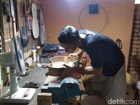 Pengrajin gitar klasik asal Lamongan/