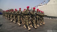 Defile pasukan memeriahkan HUT ke-58 Kolinlamil.