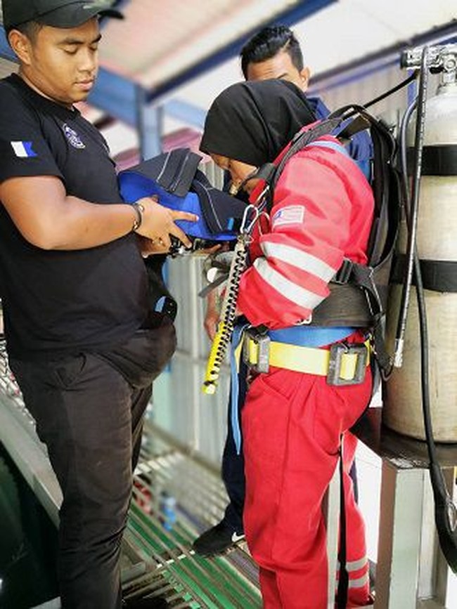 Setelah menyelesaikan pelatihan pengelasan bawah laut selama satu tahun, Nur Izzati sekarang menjadi asisten instruktur di Weldzone Training Center. Menariknya, semua siswanya adalah kaum pria. Foto: dok. weldfabtech