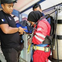Setelah menyelesaikan pelatihan pengelasan bawah laut selama satu tahun, Nur Izzati sekarang menjadi asisten instruktur di Weldzone Training Center. Menariknya, semua siswanya adalah kaum pria. Foto: dok. weldfabtech