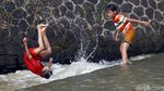 Asyiknya Bermain di Anak Sungai Ciliwung