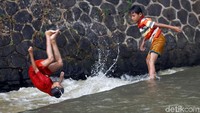 Seorang anak salto dari ketinggian.
