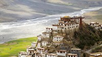 Warga lokal menamai tempat ini Little Tibet. Desa kecil ini di kelilingi oleh pegunungan gurun dan geyser. Yang membuat beda adalah rumah-rumah yang dibangun di puncak pegunungan. (iStock)
