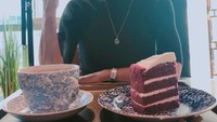 Cho Yeo-jeong mengaku jalani diet ketat demi tampil maksimal. Meski begitu ia tak ragu ngopi dan makan red velvet cake untuk manjakan diri. Foto: Instagram lightyears81