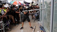 Seorang peserta aksi mencoba untuk merusak dinding kaca yang berada di area gedung Dewan Legislatif kota Hong Kong. Tyrone Siu/Reuters.