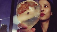 Hayo! Jangan salah fokus sama kecantikan Cho Yeo-jeong ya? Ia nampak bersembunyi di balik segelas minuman segar. Foto: Instagram lightyears81