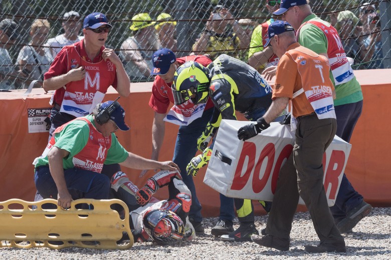 Valentino Rossi dan Takaaki Nakagami jatuh. Foto: Mirco Lazzari gp/Getty Images Valentino Rossi dan Takaaki Nakagami jatuh. Foto: Mirco Lazzari gp/Getty Images