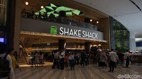 Pencinta burger rela antre di Shake Shack yang ada di Jewel. Cabang pertama di Asia ini nyaris tak pernah sepi. Foto: Lusiana Mustinda/detikFood