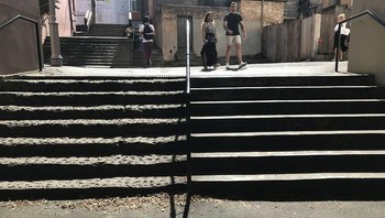 Tangga yang dibuat 1829 dan 2005. Foto: Demilked