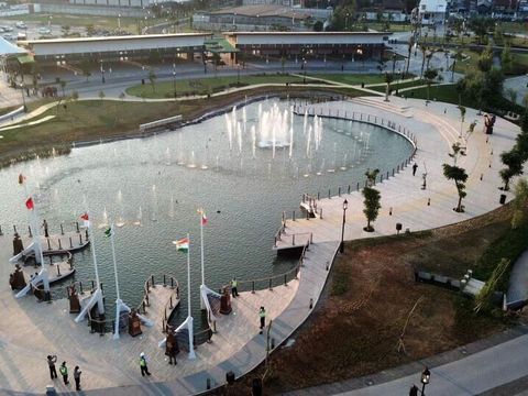 Kota Bandung kini memiliki ruang publik baru bernama Taman Asia Afrika yang berdiri di area lahan Kiara Artha Park, Kiaracondong. Yuk kita lihat.