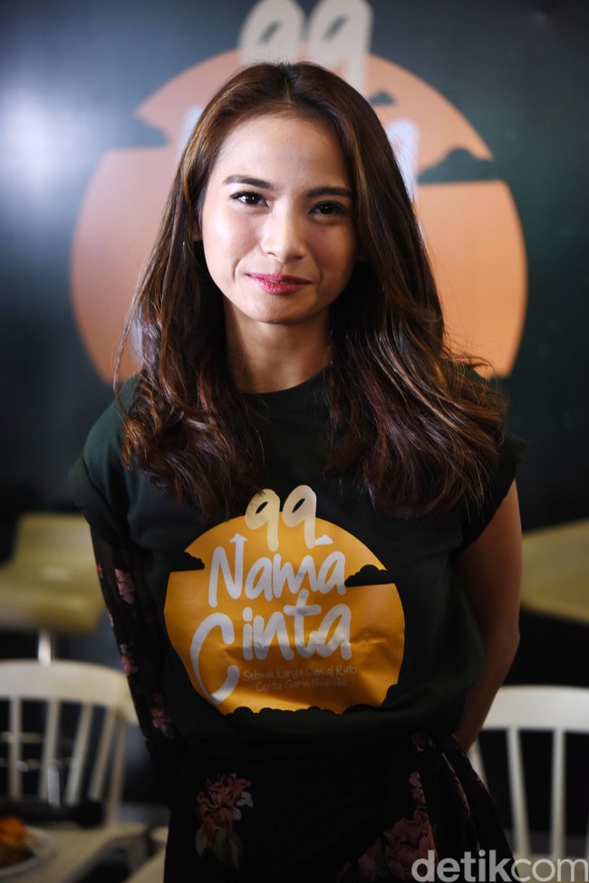 Acha Septriasa pernah menjalin kasih dan bertunangan dengan Dito Rukmana di tahun 2014. Namun sebelum melangsungkan acara pernikahan di tahun 2015, hubungan keduanya dikabarkan kandas di tengah jalan. Dito kabarnya sempat tersandung kasus narkoba. Pada tahun 2016, Acha akhirnya menikah dengan Vicky Kharisma dan telah dianugerahi seorang putri cantik. Foto: Noel/detikHOT