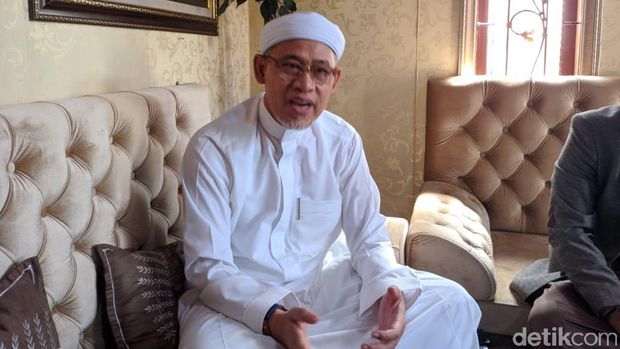 Ketua Dewan Pembina Yayasan Masjid Al Munawarah, KH Abah Raodl Bahar