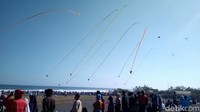 Para pengunjung bisa menyaksikan layang-layang unik dalam berbagai bentuk seperti spiral, biola, becak, angkringan pikul, keris empu gandring, lebah, monster laut hingga naga raksasa sepanjang 125 meter. 
