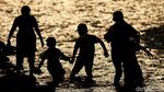 Asyiknya Bermain di Anak Sungai Ciliwung