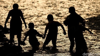 Asyiknya Bermain di Anak Sungai Ciliwung