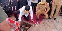 Momen peletakkan batu pertama oleh Wiranto.