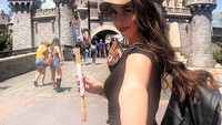 Tak heran kalau wanita berusia 25 tahun itu memakan churros saat berkunjung ke Disneyland. its ok... Disneys churros are vegan, tulisnya kala itu Foto: Instagram audrabear