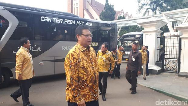 Parkir Bus Airlangga vs Parkir Tesla Bamsoet di Istana