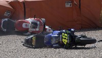 Rossi memulai balapan di Sirkuit Assen dari posisi grid ke-14. Perlahan posisinya mulai membaik, namun dia cuma bertahan di trek selama empat putaran. (Foto: Mirco Lazzari/Getty Images)