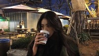 Mirip seperti bintang Kpop, Darae ternyata paling gemar ngopi. Di berbagai kesempatan ia terlihat asyik menikmati kopi hangat. Foto: Instagram @jeong.darae