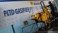 Seorang petugas membakar pelet/briket yang hasilnya dapat menggerakan mesin menjadi pembangkit listrik tenaga gas,  briket ini memiliki nilai kurang lebih 3500 kilo kalori setara dengan batu bara muda.
