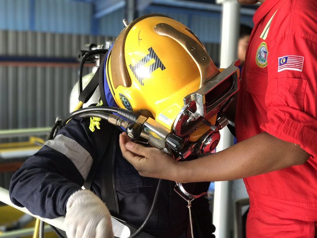Helm pelindung kepala yang dipakai Nur Izzati beratnya mencapai 14-16KG, belum termasuk berat perlengkapan yang melekat di badannya . Foto: Istimewa