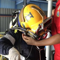 Helm pelindung kepala yang dipakai Nur Izzati beratnya mencapai 14-16KG, belum termasuk berat perlengkapan yang melekat di badannya . Foto: Istimewa