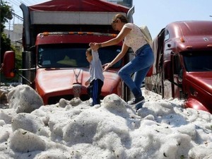 Salju Setebal 1,5 Meter Selimuti Guadalajara Meksiko Usai Hujan Es