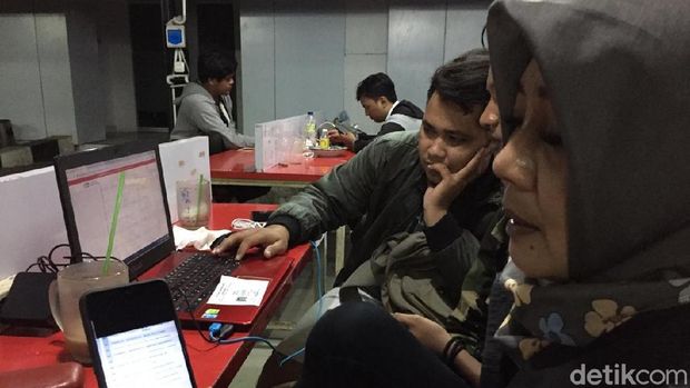 Para pendaftar PPDB penuhi spot Wifi ID di Semarang. 