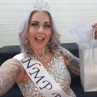 Blayze pun bukan supir truk wanita biasa. Selain mengendari mobil besar, tersebut, ia seorang model dan pandai mengendarai kuda. Blayze juga mengikuti kontes kecantikan wanita bertato. Beberapa waktu lalu ia memenangkan Miss Inked Beauty Australia versi Inggris dan akan mengikuti kontes serupa di Australia. Foto: Instagram @blayzewilliams