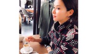 Sesekali wanita lulusan Dongguk University SeoulCampus ini juga bisa bergaya konyol. Sambil minum kopi, ia menaruh sesuatu di kepalanya. Foto: Instagram lightyears81