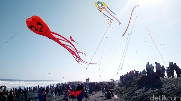 Ribuan warga pun tumpah ruah di lokasi acara, yaitu Pantai Ketawang, Desa Ketawang, Kecamatan Grabag, Purworejo. Sedikitnya 55 klub ikut meramaikan gelaran festival tersebut. (Rinto Heksantoro/detikcom) Ribuan warga pun tumpah ruah di lokasi acara, yaitu Pantai Ketawang, Desa Ketawang, Kecamatan Grabag, Purworejo. Sedikitnya 55 klub ikut meramaikan gelaran festival tersebut. (Rinto Heksantoro/detikcom)