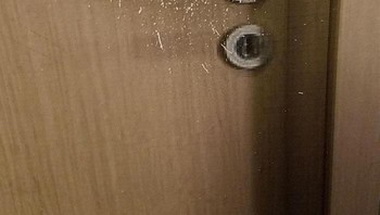 Efek pengunjung ingin membuka pintu palsu di toko. Foto: Demilked