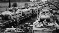 Tank-tank yang sudah selesai dirakit dan lolos pemeriksaan akan diangkut menggunakan kereta untuk dibawa ke Negara yang memesannya. Dok. Getty Images.