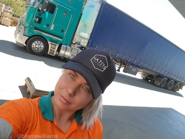 Tentunya ada hal-hal yang aku tidak bisa lakukan karena itu terkait fisik, tapi aku bisa melakukan sebagus pria, bahkan lebih baik dari sebagian mereka. Dan itu jenis pekerjaan yang mereka sering rendahkan karena jika aku melakukan sesuatu, mereka berekspektasi kamu tidak bisa melakukannya, tutur Blayze. Foto: Instagram @blayzewilliams