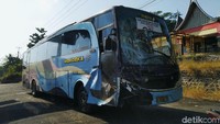 Bagian depan bus juga rusak, namun tak separah truk. 