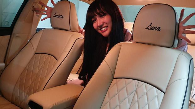Lihat Lagi Gaya Lucinta Luna Tiduran di Atas Toyota Camry
