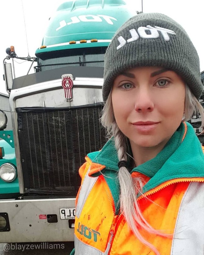 Selain pernah dipandang sebelah mata, sebagai supir wanita Blayze tak memungkiri jika dirinya diperlakukan berbeda. Ketika aku baru mulai, di manana pun aku menepi, semua orang akan datang ke pintu dan berkata, Apa kabar, siapa namamu? Coba ini namanya apa, kamu butuh bantuan? lanjutnya.  Foto: Instagram @blayzewilliams