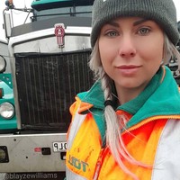 Selain pernah dipandang sebelah mata, sebagai supir wanita Blayze tak memungkiri jika dirinya diperlakukan berbeda. Ketika aku baru mulai, di manana pun aku menepi, semua orang akan datang ke pintu dan berkata, Apa kabar, siapa namamu? Coba ini namanya apa, kamu butuh bantuan? lanjutnya.  Foto: Instagram @blayzewilliams