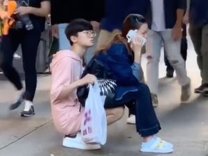 Viral Pria Rela Jadi Kursi Demi Pacar Bisa Duduk, Berakhir Dicibir Netizen