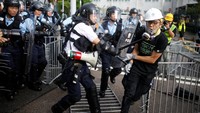 Peringatan pengembalian Kota Hong Kong ke China itu pun dimanfaatkan para demonstran untuk menggelar aksi protes menolak RUU ekstradisi. Thomas Peter/Reuters.