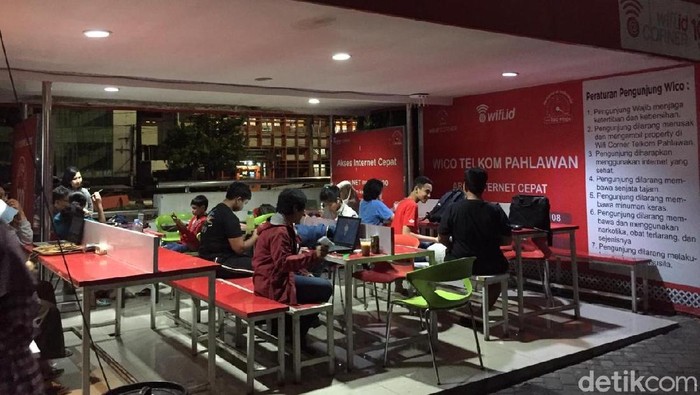 Perjuangan Orangtua Di Semarang Berburu Wifi Tengah Malam